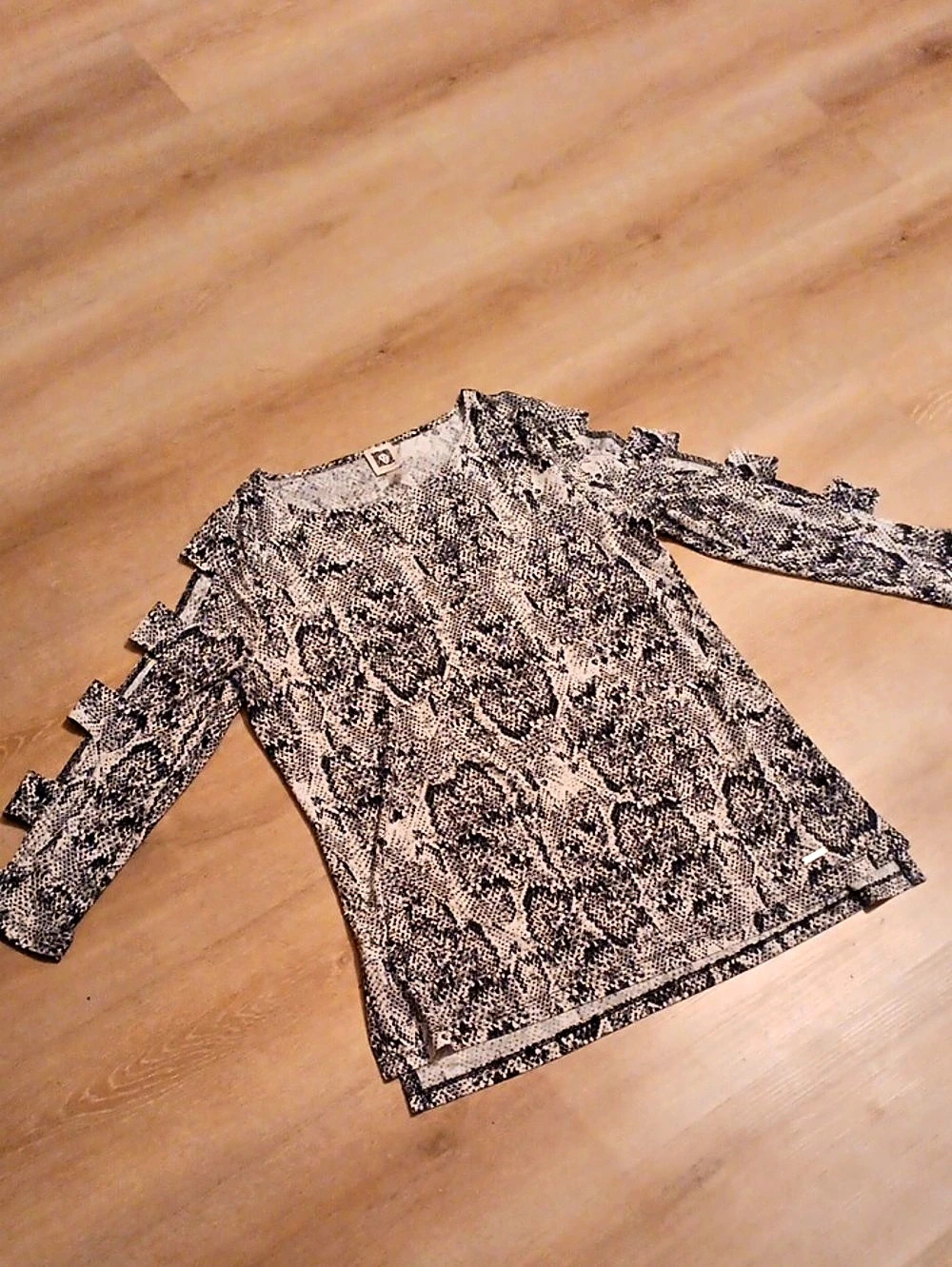 Anne Klein Animal Print Long Sleeve Top in White & Black Size Medium